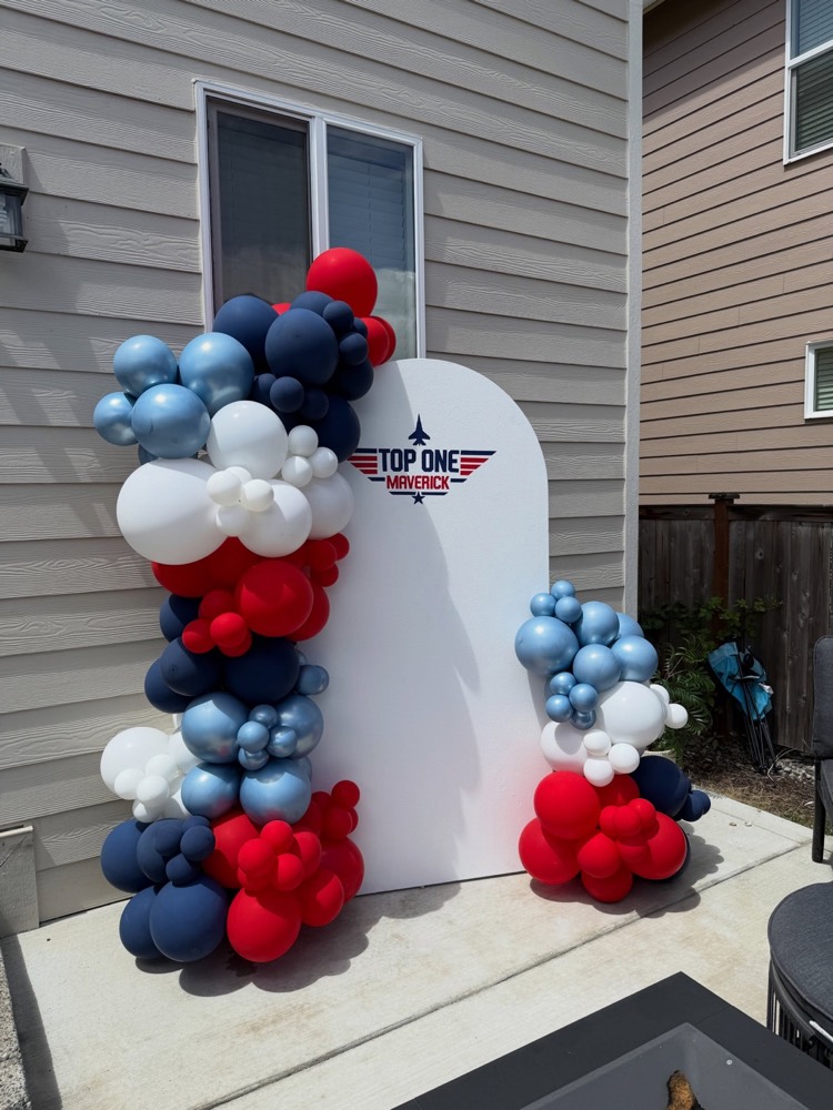 Single panel display with half balloon arch and side bundle